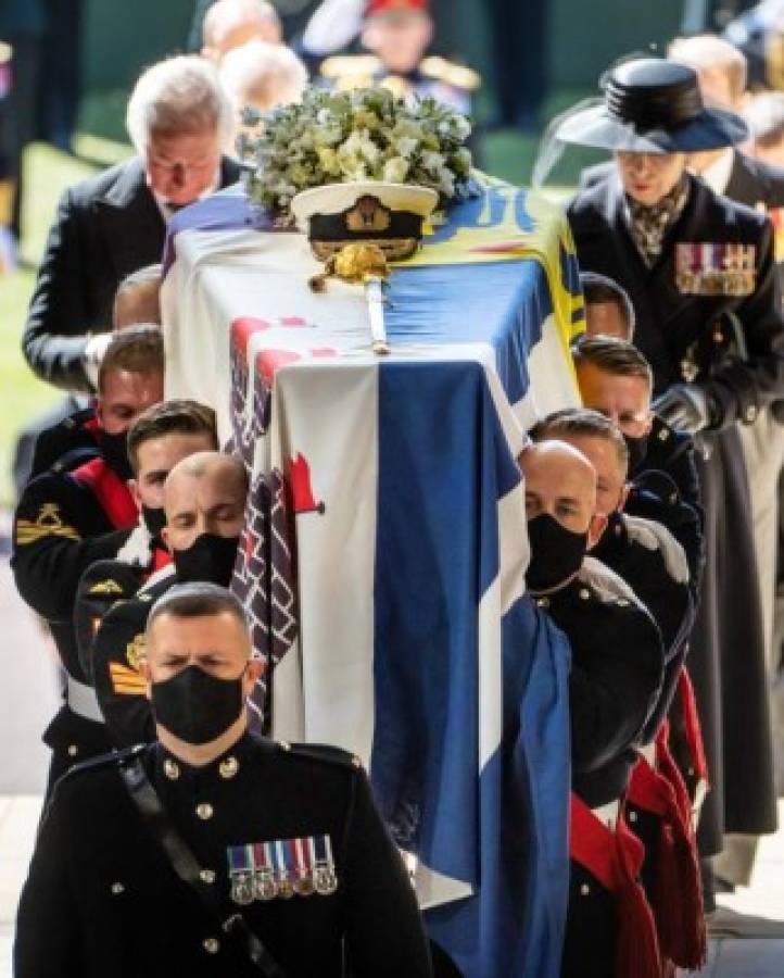 La soledad de la reina Isabel II: así le dio el último adiós a su esposo, el príncipe Felipe, en un sobrio funeral