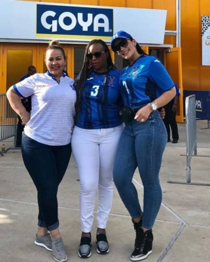 Esposa de Emilio Izaguirre deslumbra en juego de Honduras ante Curazao por la Copa Oro 2019