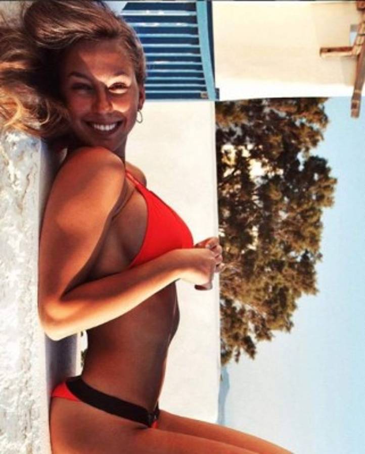 Ellos a jugar y ellas de vacaciones: El viaje de las novias del Real Madrid a Abu Dabi