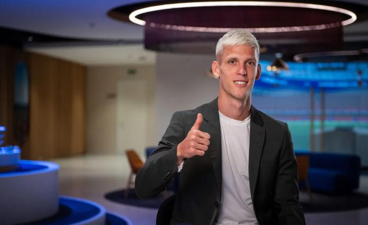 Las imágenes de Dani Olmo y su firma con el Barcelona: ¿Quién es su famosa novia? El juego donde será presentado y su dorsal