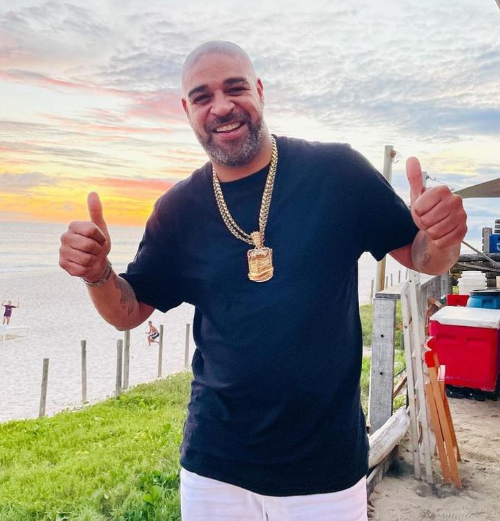 ¡Tiene la mitad de su edad! Adriano celebró su cumpleaños 40 con su joven novia en Brasil