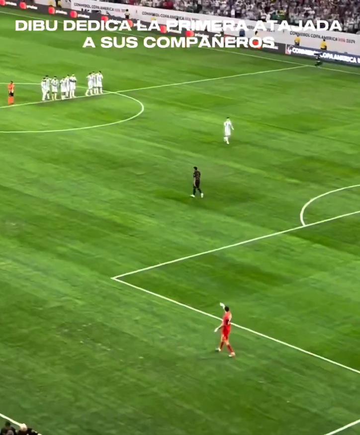Dibu Martínez se acordó de la falla de Messi y le dedicó el primer penal que atajó en la tanda.