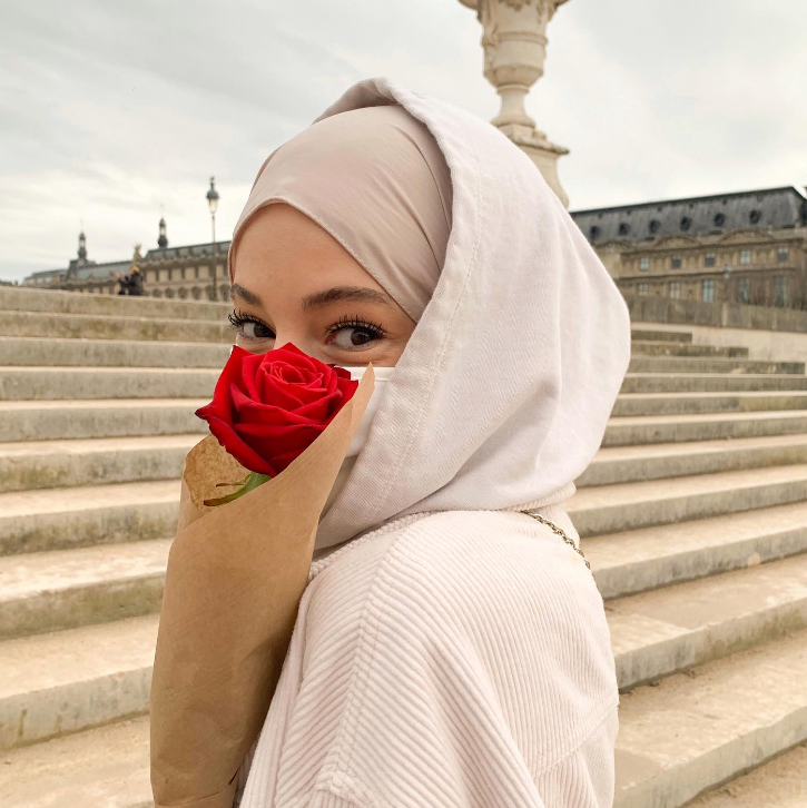Siempre con el rostro cubierto: la influencer y misteriosa mujer que conquistó a crack del Barcelona