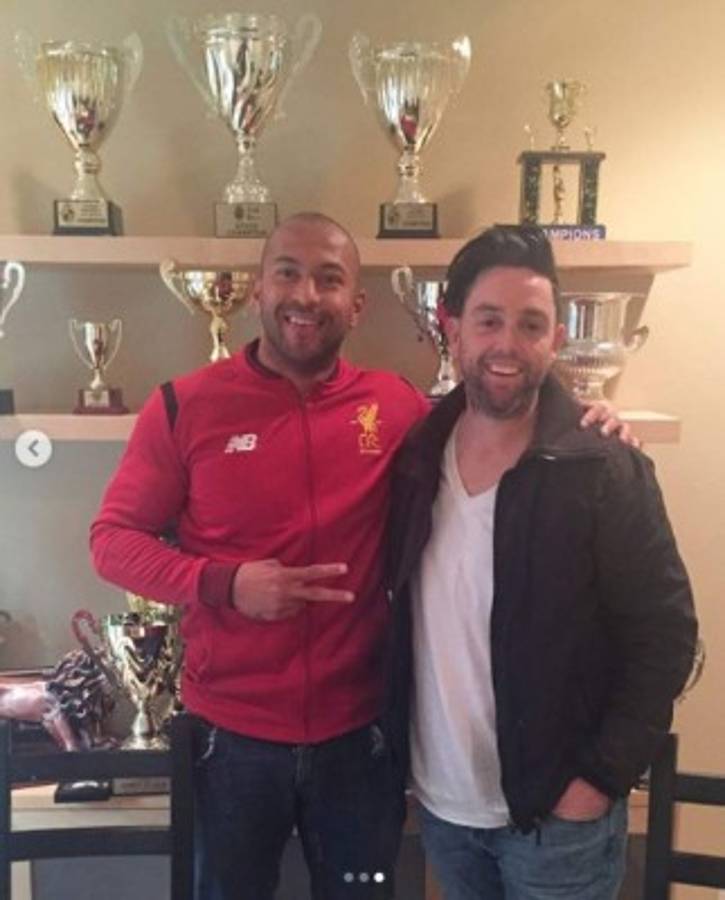 Así es la vida de Víctor Bernárdez enseñando en la academia del Liverpool