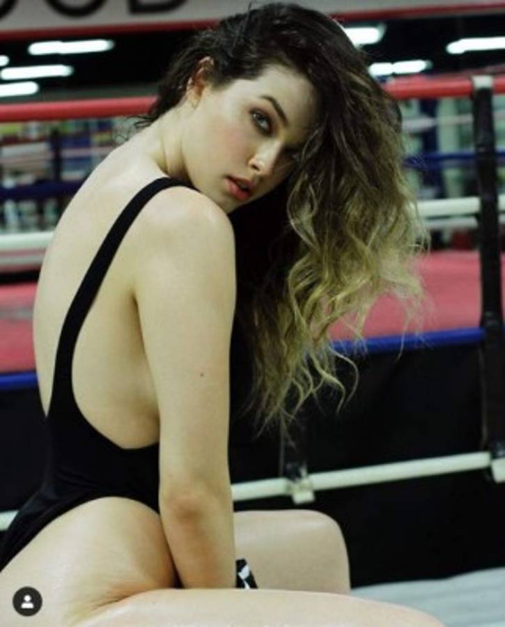 Expulsan de por vida a dos infartantes modelos por desnudarse en juego de la Serie Mundial