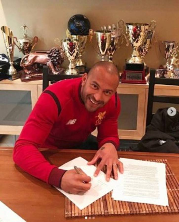 Así es la vida de Víctor Bernárdez enseñando en la academia del Liverpool