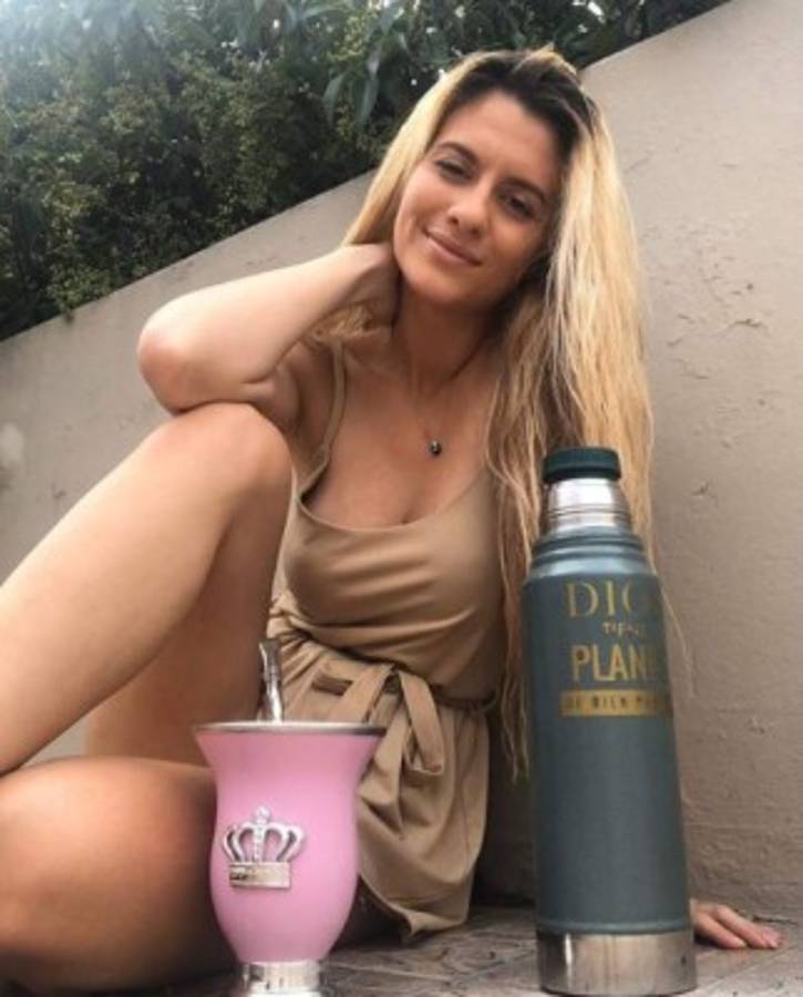 'Hincha' del Olimpia y ya deslumbró en Roatán: Daniela, la preciosa hermana de Espíndola