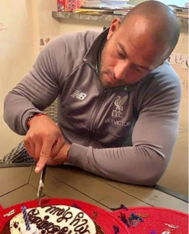 Así es la vida de Víctor Bernárdez enseñando en la academia del Liverpool