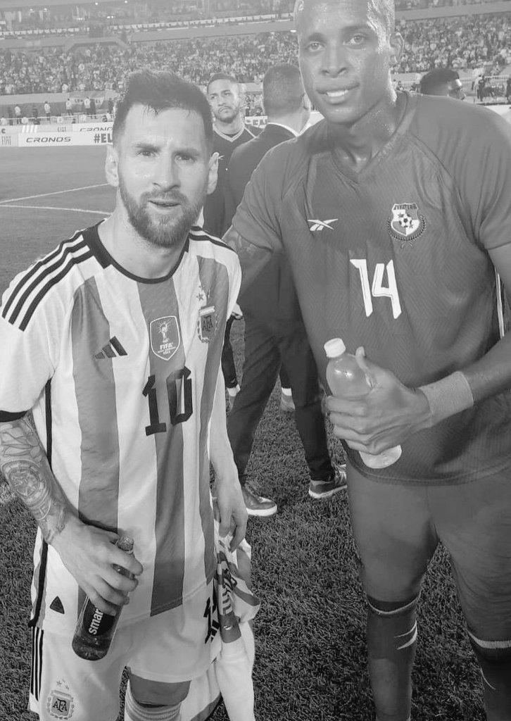Gilberto Hernández jugó el amistoso de Panamá ante Argentina hace seis meses. Se sacó esta foto con Messi.