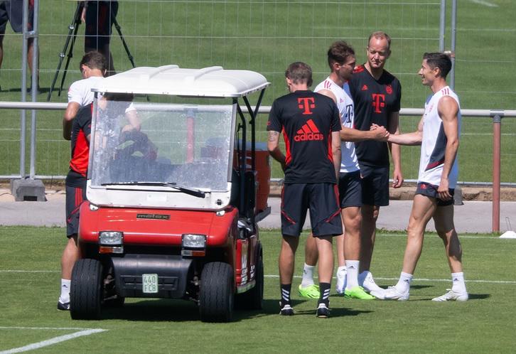 Así fue la despedida de Lewandowski del Bayern Munich: Emotivo abrazo con Müller y la reacción de la afición