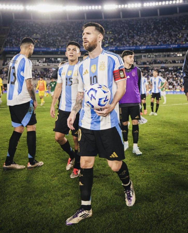 El motivo por el que Messi no se llevó la pelota tras el hattrick con Argentina: quién la tiene y el mensaje de Antonela