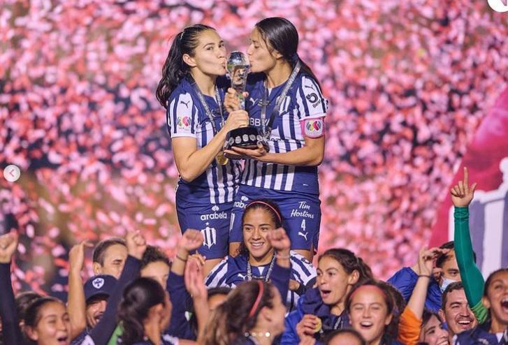 El beso de dos jugadoras tras el título de Monterrey en la Liga MX Femenil; una es futbolista del América