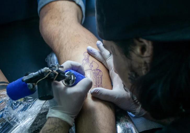 Del “¿qué mirás, bobo?” al beso de Messi a la Copa del Mundo: locura desenfrenada por los tatuajes de Argentina