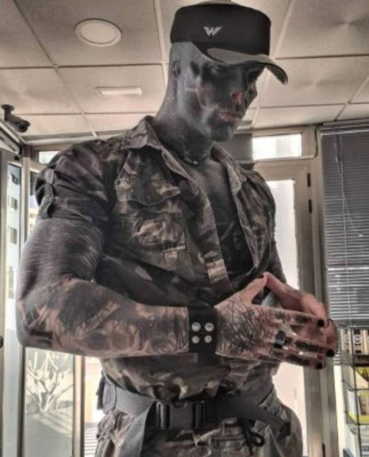 La impactante y aterradora transformación física de un fisiculturista que desea ser un ''extraterrestre negro''