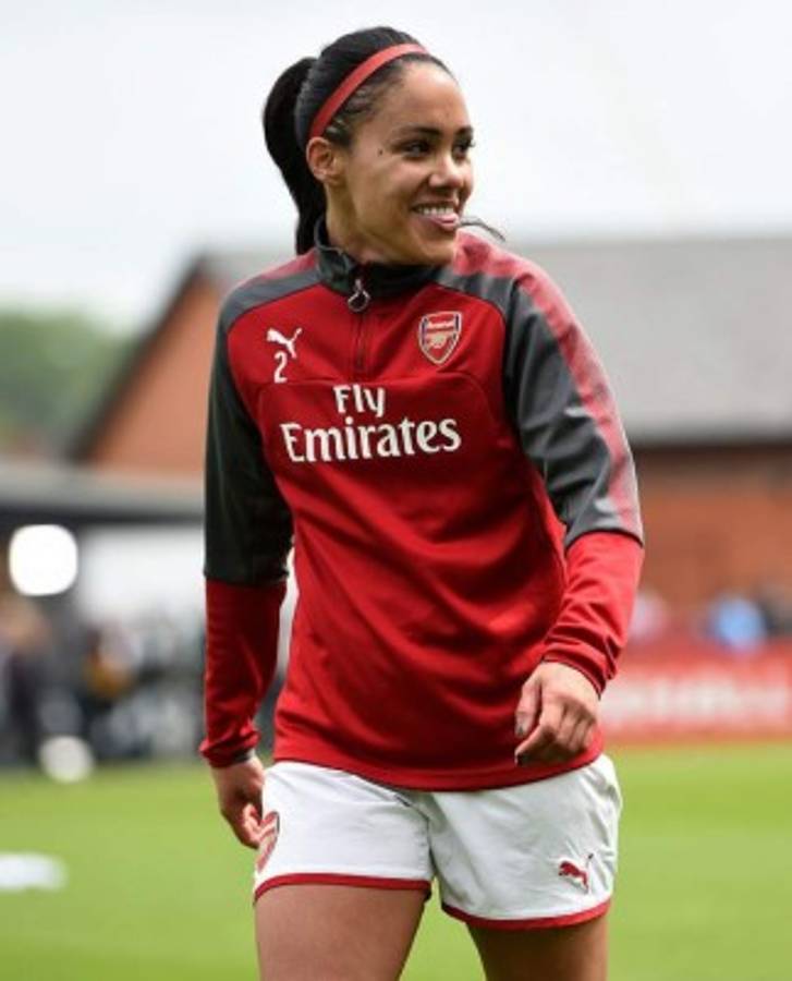 La guapa morena y exjugadora del Arsenal que se perdió en el alcohol tras anunciar su retiro