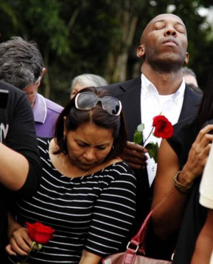 Así fue el sufrimiento de David Suazo y su familia en el último adiós a su padre