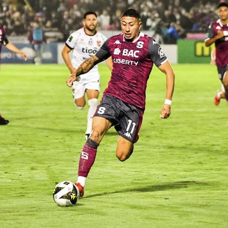 Descubren a conocido jugador costarricense siendo infiel: La esposa lo encontró en el auto y lo encaró... ¡lo grabaron!