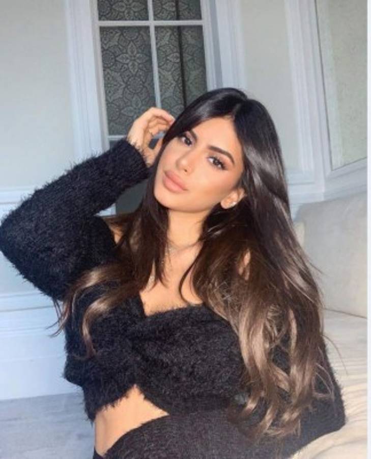 ¡Sí que ha crecido! La espectacular hijastra 'influencer' de Cesc Fábregas cumple 20 años