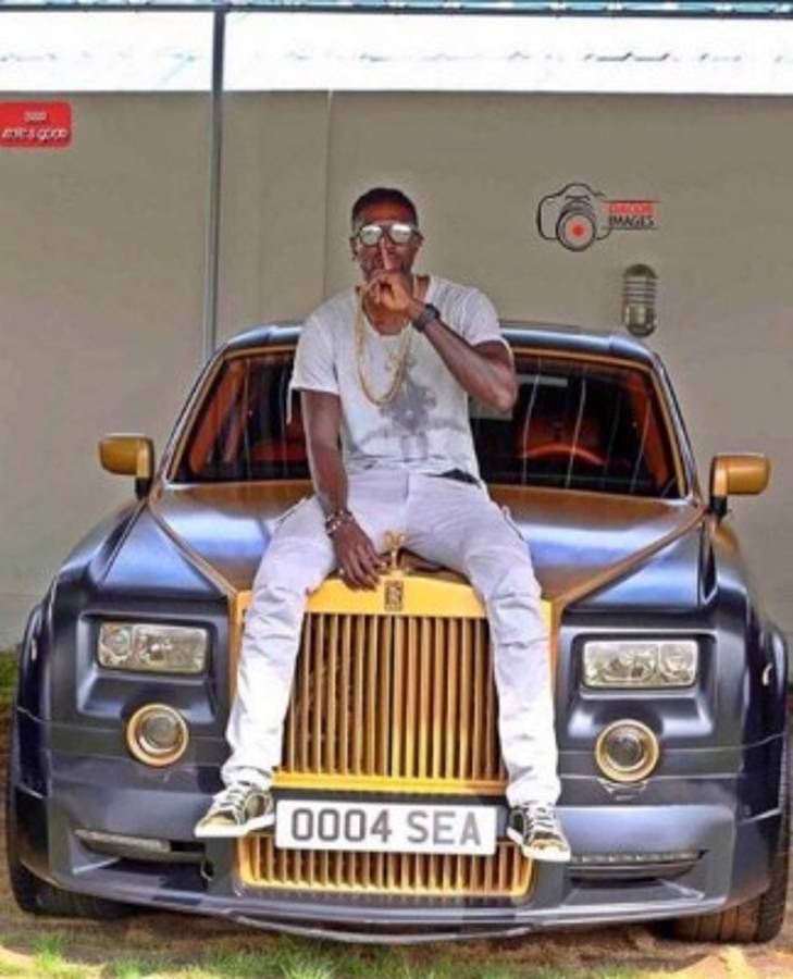 Hasta duerme con ellos: La increíble flota de autos de Emmanuel Adebayor