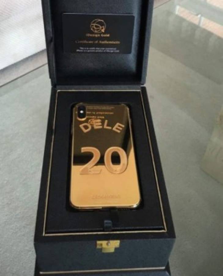 La nueva moda de los futbolistas: Presumen tener celulares bañados en oro  