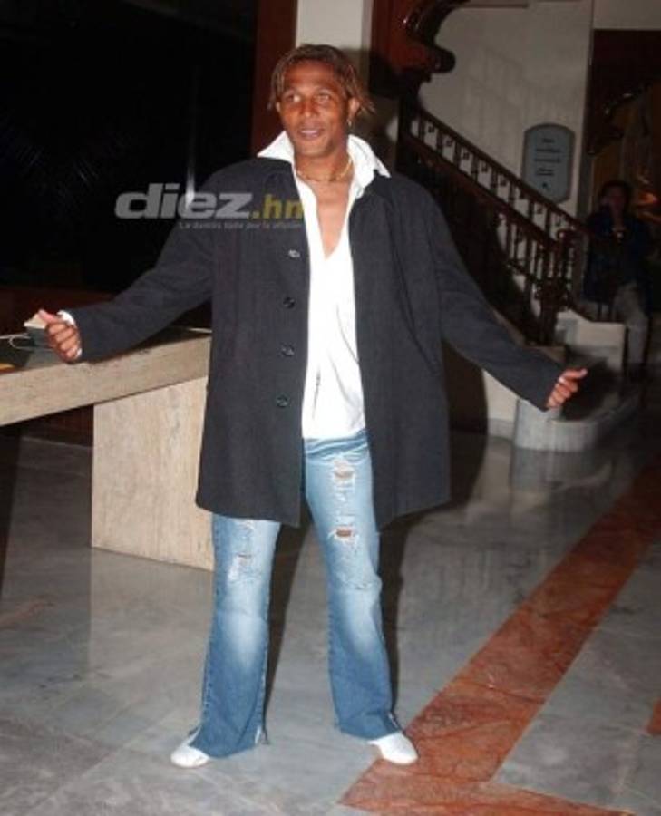 Los celulares, lentes, bolsos y ropa... ¡Así era la moda de los futbolistas hondureños hace una década!