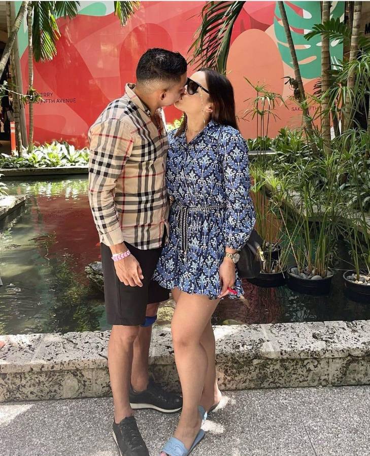Alejado del fútbol, pero muy enamorado: Así pasa las vacaciones Emilio Izaguirre junto a su bella esposa en Estados Unidos
