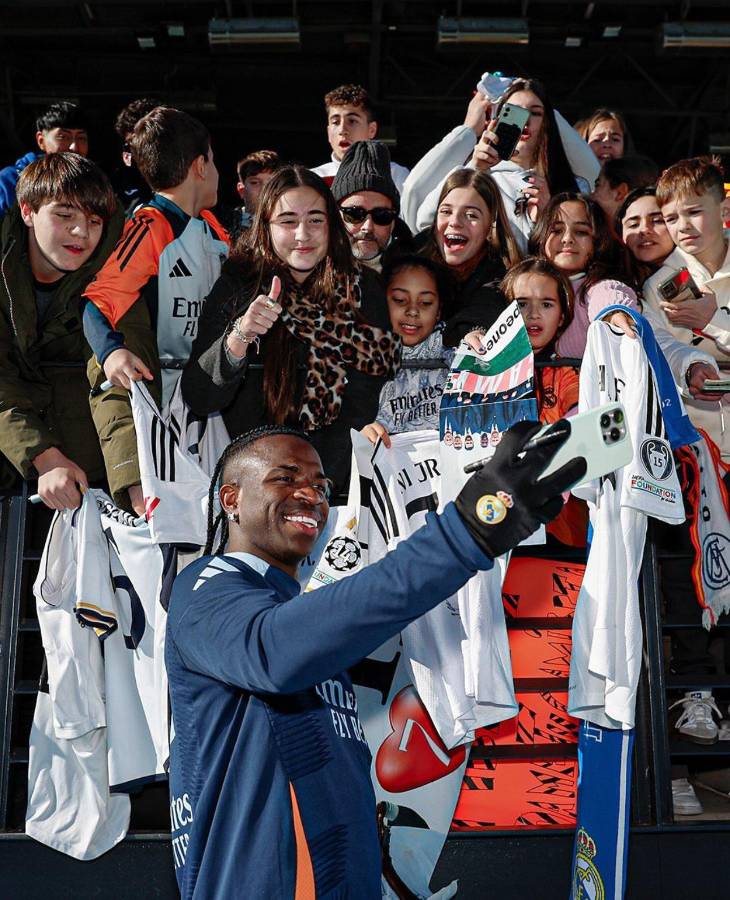 Real Madrid entrena a puerta abierta: Vinicius recibe premio y futbolista sorprende al entrenar después de un año sin jugar