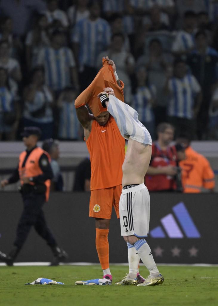 ¿Quién es la mujer? Messi muestra el tatuaje que lleva en su espalda y el portero de Curazao revela qué le dijo el argentino tras el partido