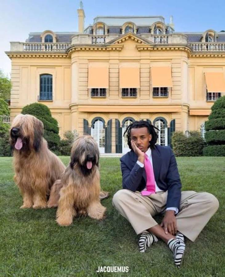 Jules Koundé causa revuelo: así son todos los excéntricos looks del futbolista de Barcelona que siempre está a la moda