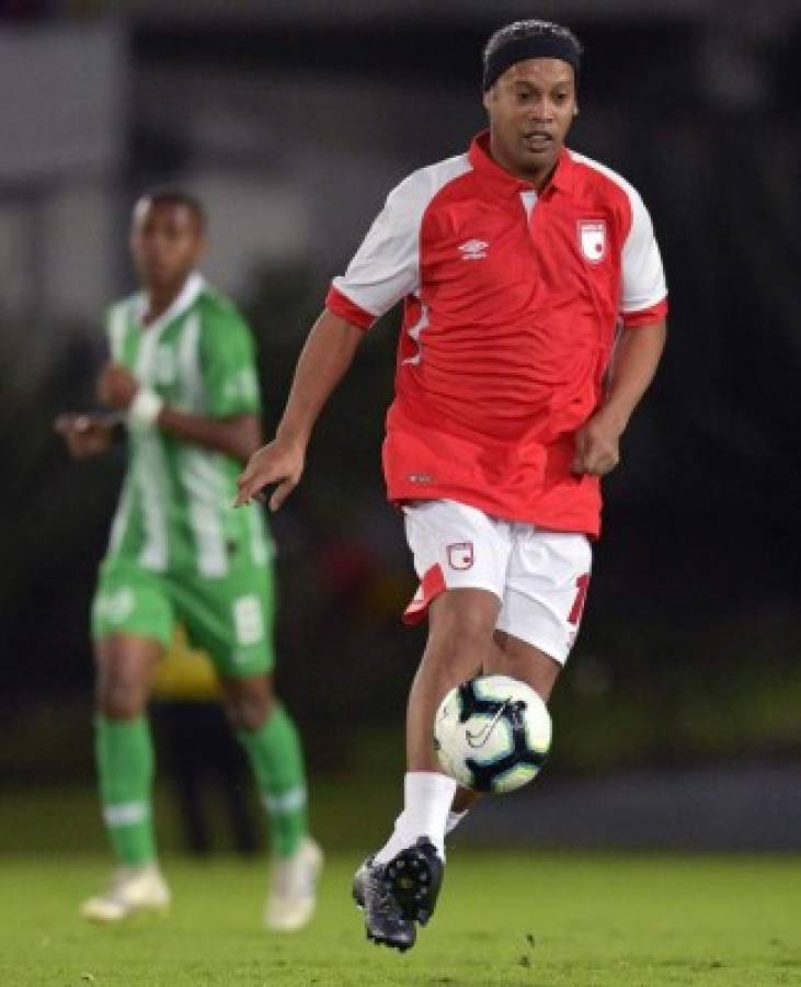 Ronaldinho provoca locura en Colombia: Estadio lleno, abrazo con leyenda y máximo respeto