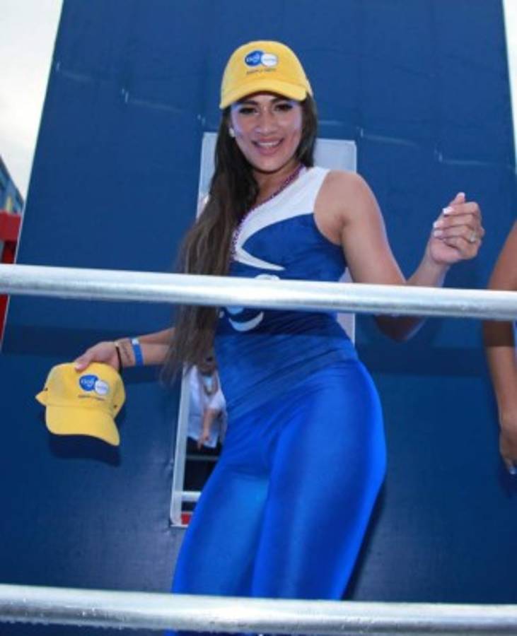 ¡BELLEZA! La campanita se roba el show en el carnaval de La Ceiba