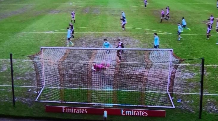 El partido de la FA Cup que se disputó en una tremenda lodacera: Esto es una vergüenza