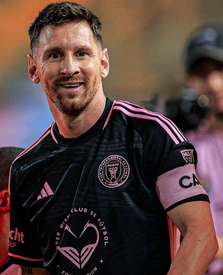 FOTOS: Viral abrazo de Messi con leyenda, el reencuentro con Suárez y colosal llenazo en El Salvador vs Inter Miami