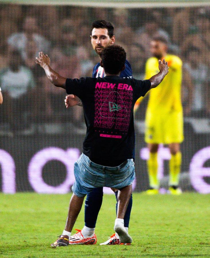 ¡Locura en Israel por Messi! Aficionado se salta al campo para abrazarlo y la reacción del argentino en el Maccabi Haifa-PSG