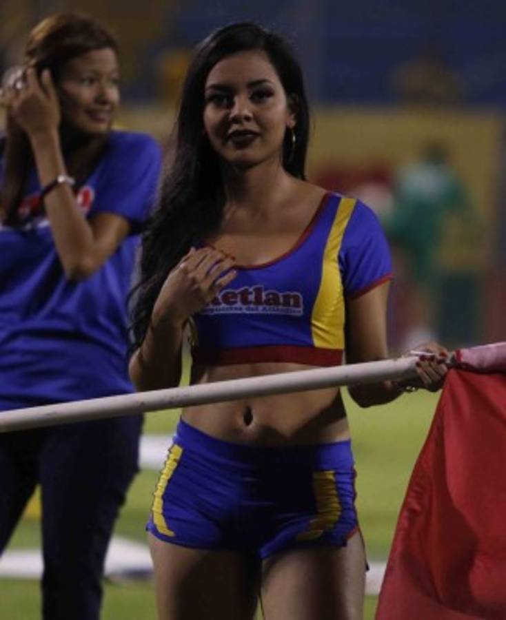 Las infartantes chicas que adornan la semifinal Real España-Marathón