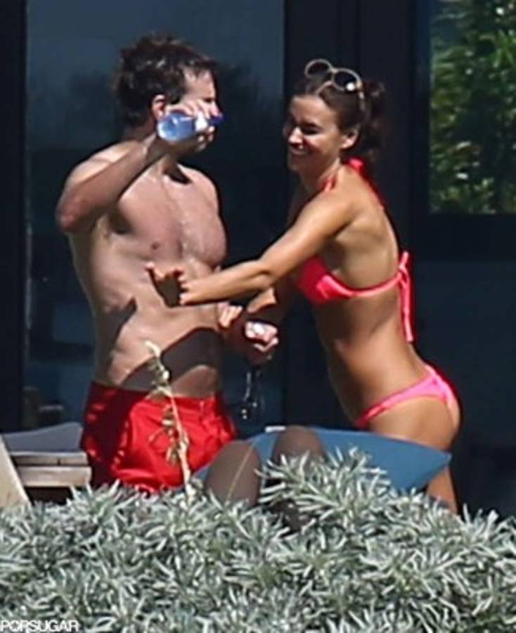 Entre rumores de embarazo, playas y besos, así es la vida de Irina Shayk lejos de Cristiano