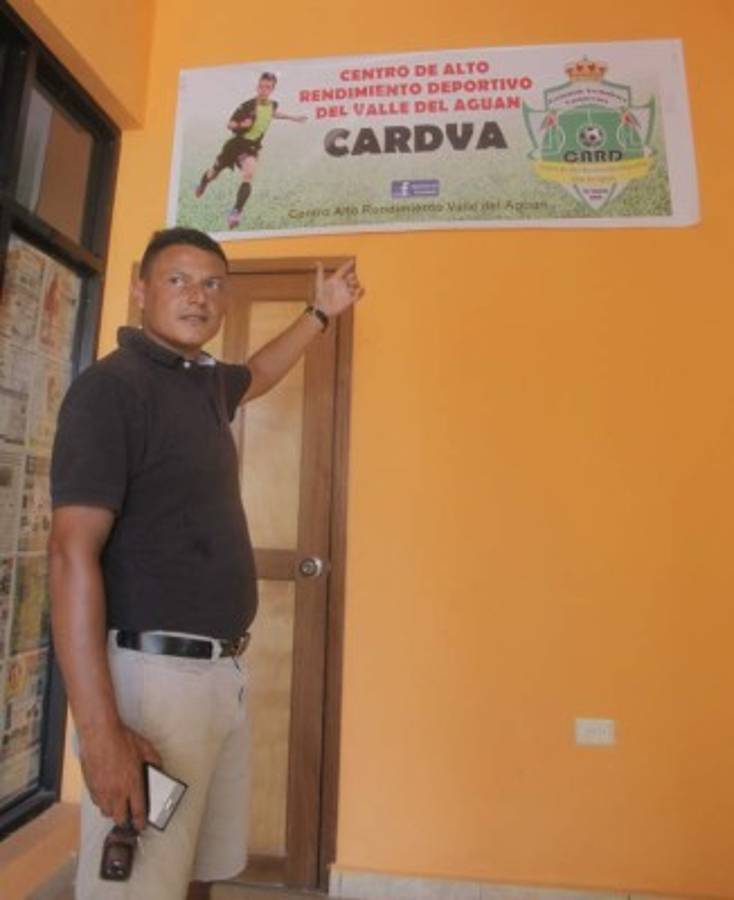 FOTOS: Emilio Umanzor está sin empleo en el fútbol y ayuda a su esposa