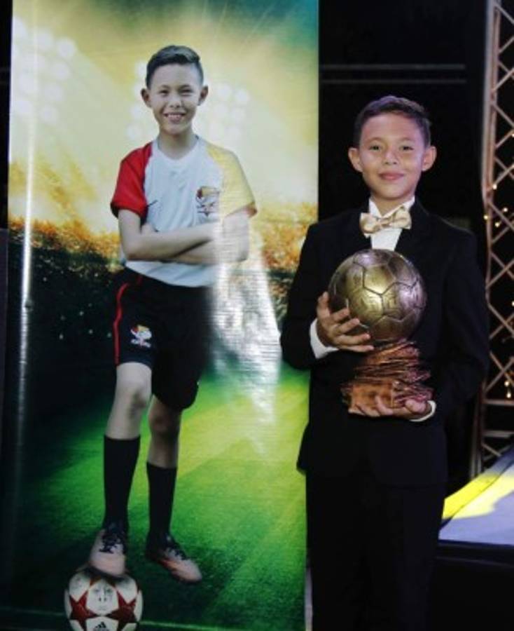 A lo FIFA, se realizó la Gala Kifaru del Instituto Happy New Dawn