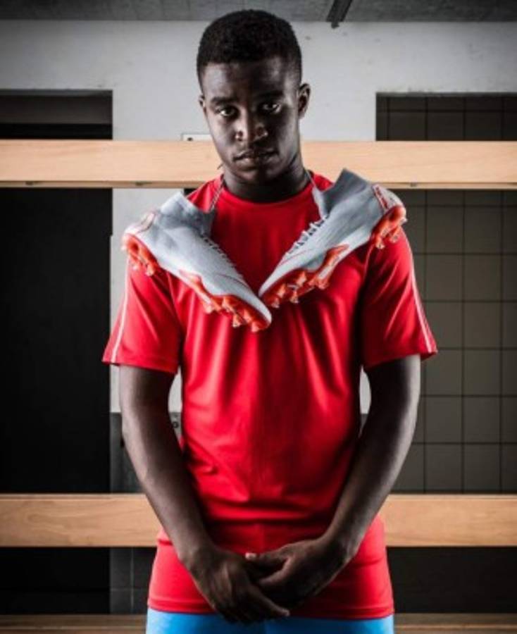 ¡Encerró a su ex novia en su cuarto y revelan los motivos! Moukoko, jugador del Dortmund de 16 años y su escándalo