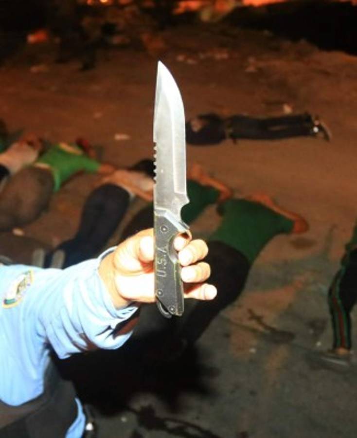 FOTOS: Barras del Olimpia y Marathón cruzan disparos en pleito