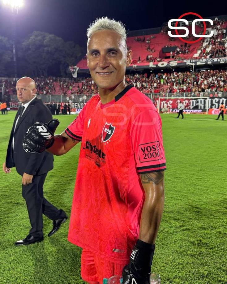 Keylor Navas se lució en su debut con Newell’s en Argentina: recibió premio y espectacular postal con la afición