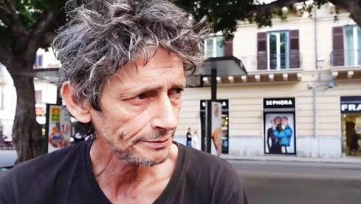 De futbolista profesional en Italia a vivir en la calle solo, enfermo y desnutrido; su primo fue héroe en un Mundial