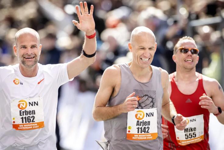 El brutal físico y nuevo deporte de Arjen Robben tras el retiro: 42 kilómetros en más de tres horas