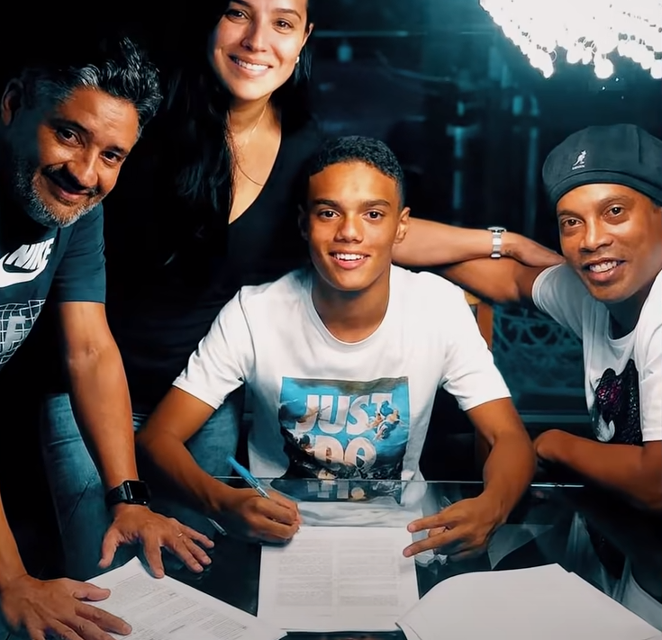 ¿Salió como su padre? Así es la vida del único hijo de Ronaldinho y su impresionante cambio físico
