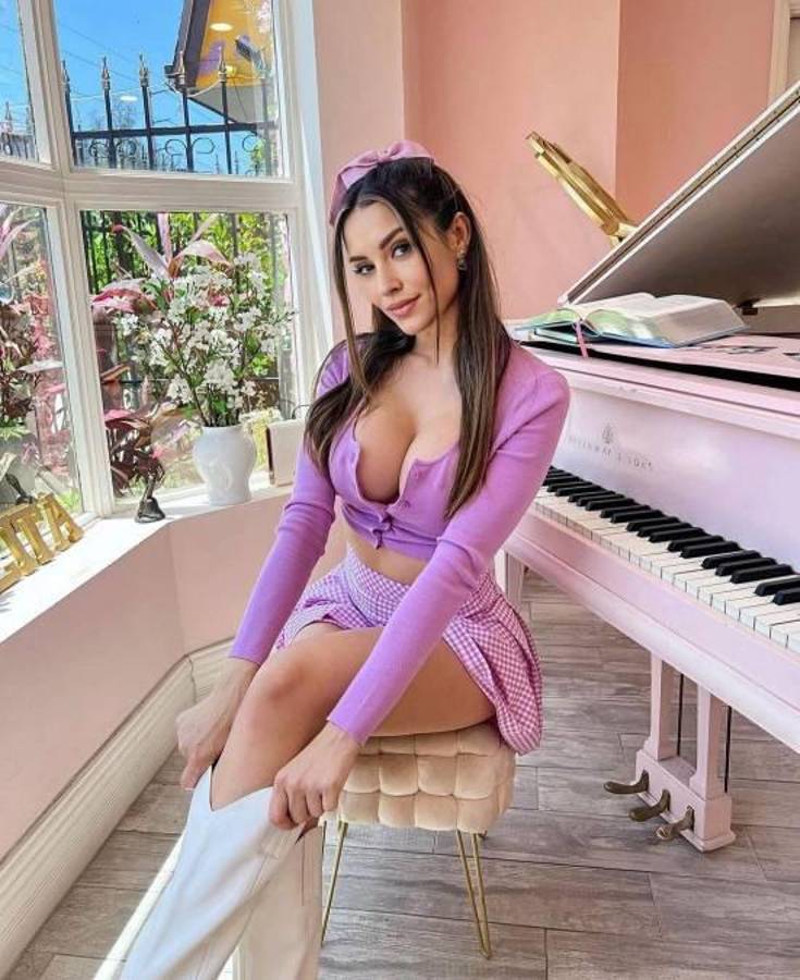 Bella modelo fue creada por la Inteligencia Artificial, futbolista cae y tiene chat con ella ¿Qué le dijo?