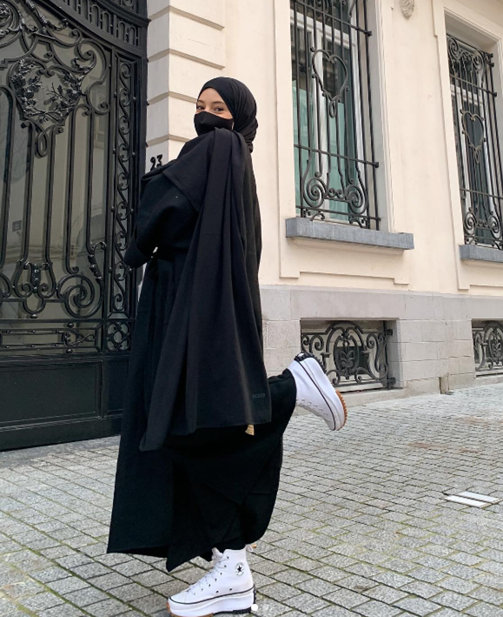 Siempre con el rostro cubierto: la influencer y misteriosa mujer que conquistó a crack del Barcelona