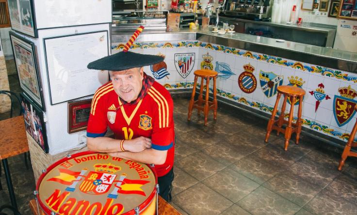 Murió Manolo, el aficionado más popular de España que viajaba con un bombo: asistió a 10 Mundiales y ocho Eurocopas