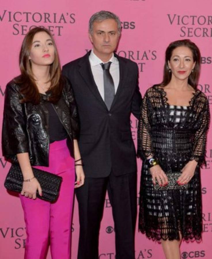 Hija de Mourinho levanta suspiros al acompañar a su padres los Premios GQ