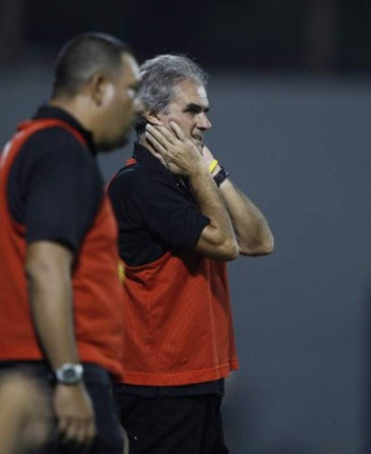 FOTOS: Así fue el sufrimiento de Marito Zanabria antes de renunciar en Real España