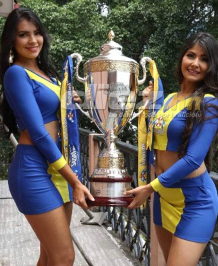 FOTOS: Clara y Bella, las muñecas que adornaron la Copa de campeón